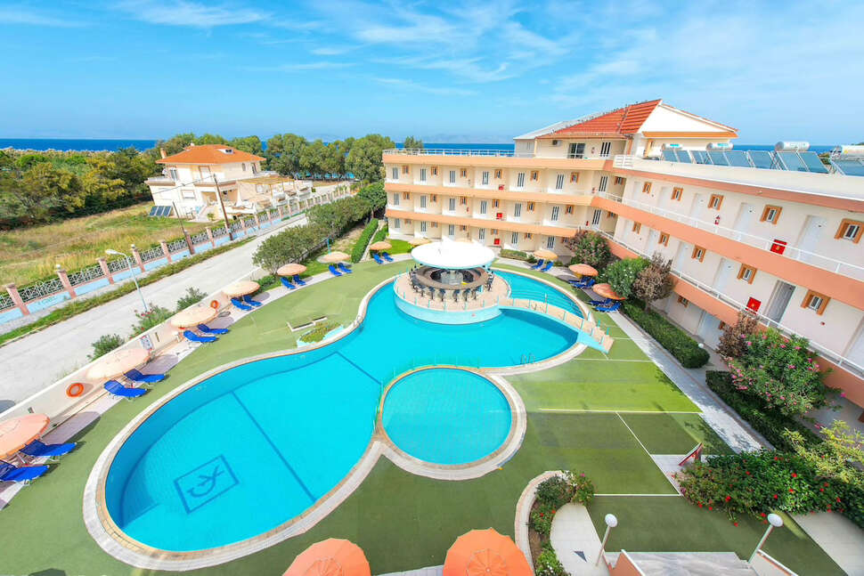 Een foto van het zwembad bij Bayside Hotel Katsaras