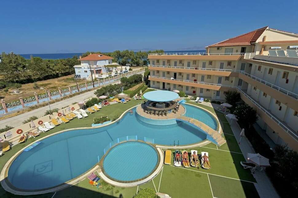 Een foto van het zwembad bij Bayside Hotel Katsaras