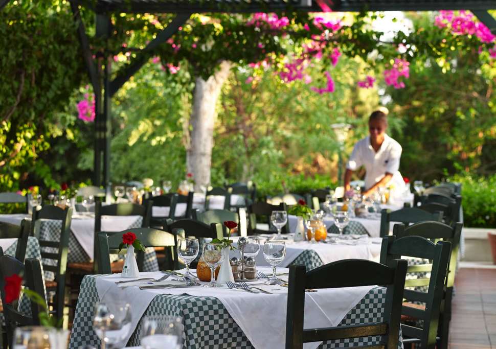 Ein Foto von der Terrasse im Mitsis Rodos Maris Resort & Spa