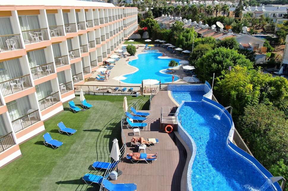 Een foto van het zwembad bij Avlida Hotel