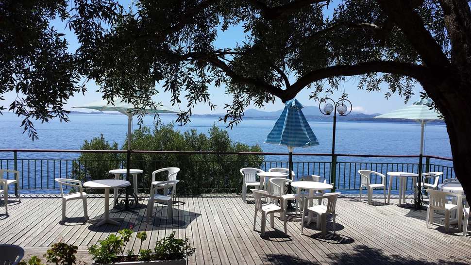 Een foto van het terras bij Nautilus Barbati