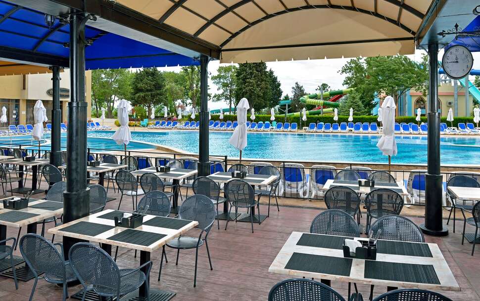 Een foto van het terras bij Sol Nessebar Bay & Mare Resort