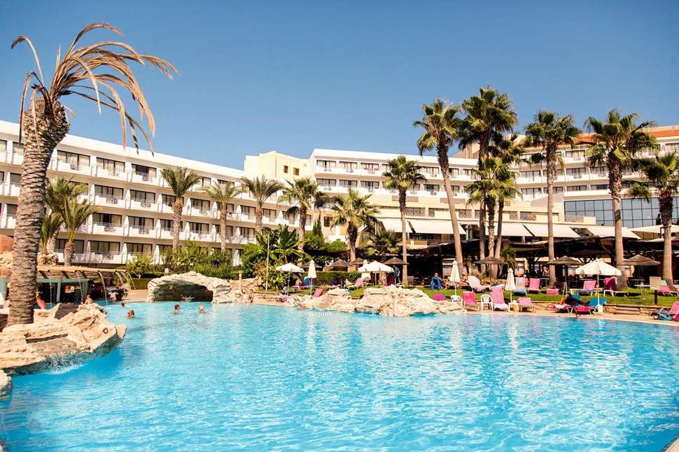 Een foto van het zwembad bij St. George Hotel Spa & Beach Resort