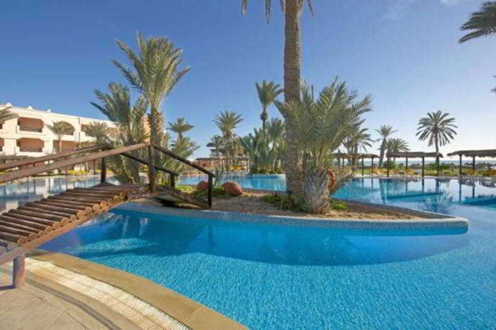 Een foto van het zwembad bij Vincci Safira Palms