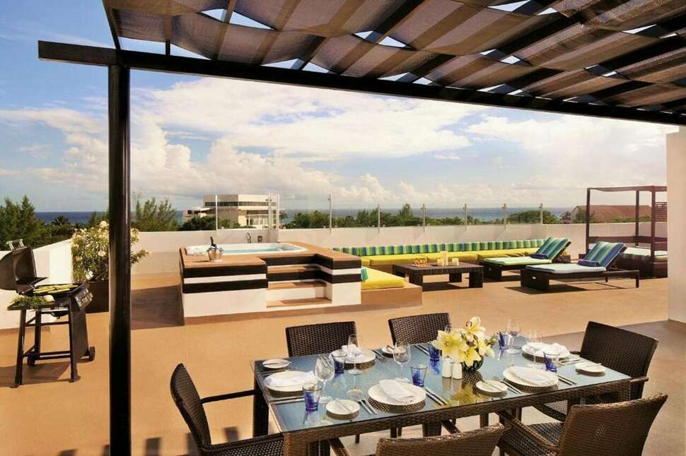 Een foto van het terras bij The Fives Beach Hotel & Residences