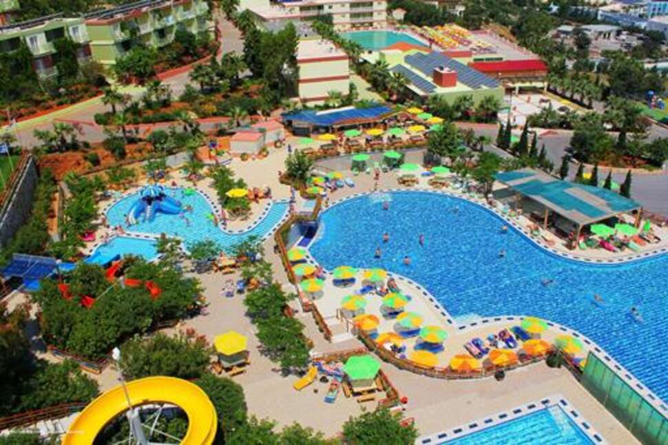 Een foto van de buitenkant van Hotel Aquasun Village