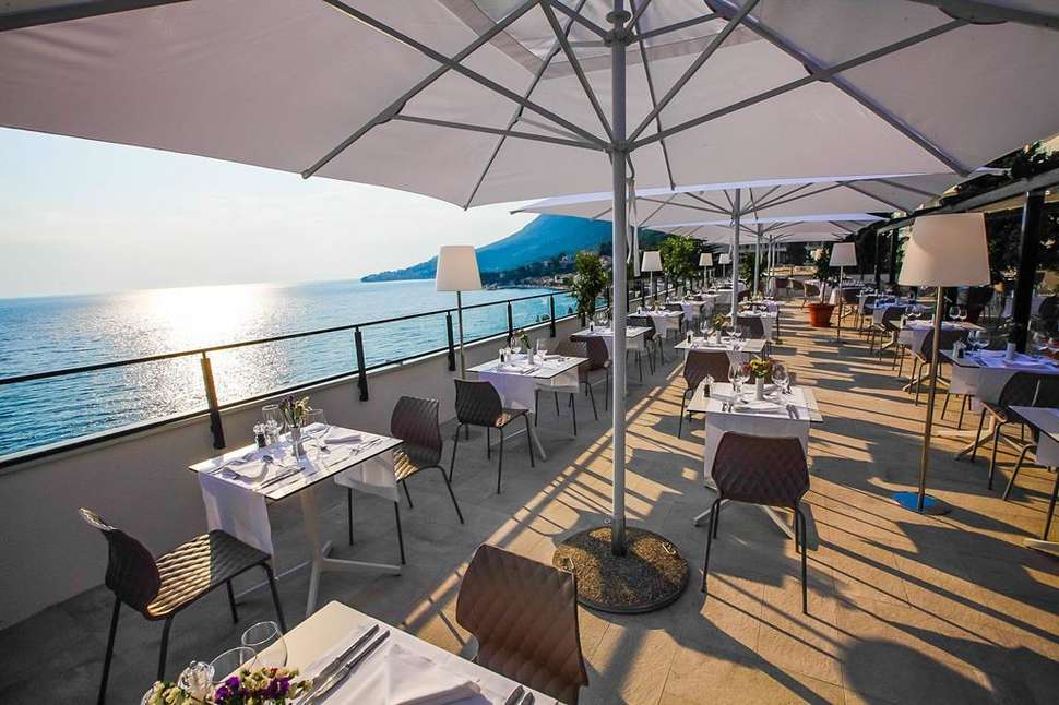 Een foto van het terras bij TUI Blue Adriatic Beach