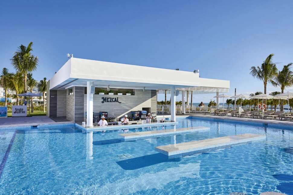 Een foto van het zwembad bij Riu Palace Costa Mujeres