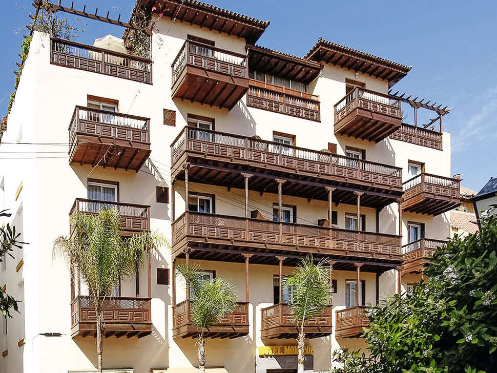 Een foto van de buitenkant van Hotel Monopol