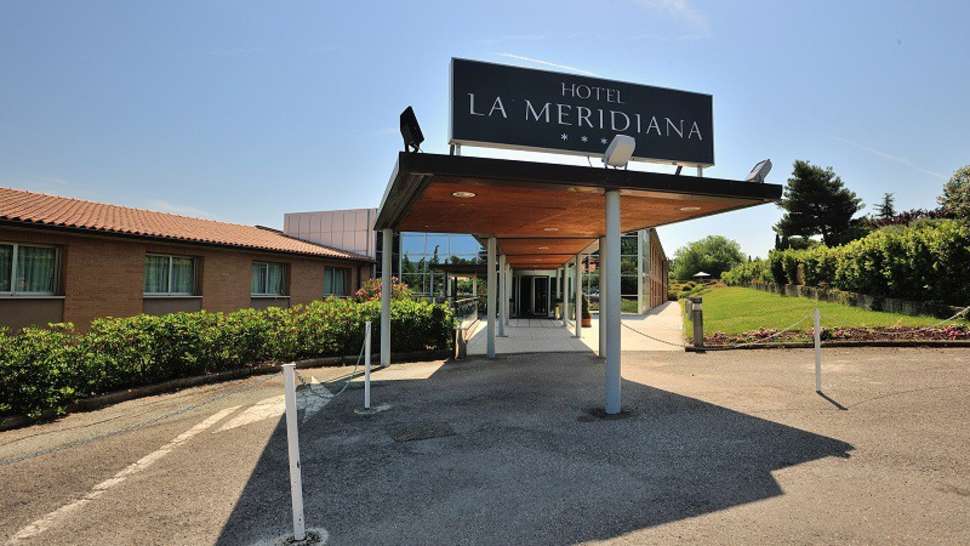 Een foto van de buitenkant van Hotel La Meridiana