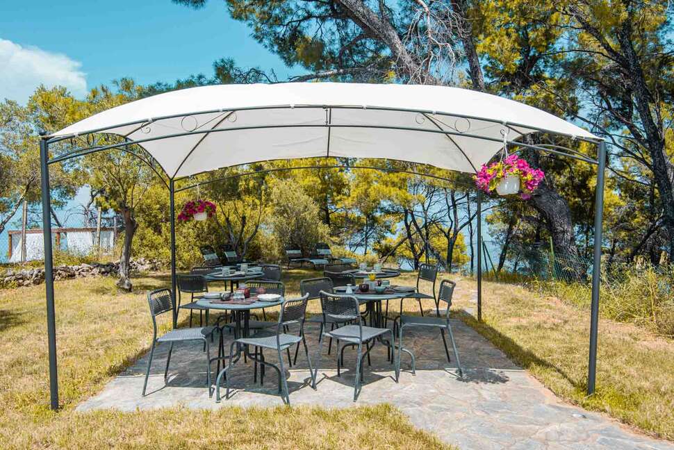 Een foto van het terras bij Pefkon Boutique Hotel
