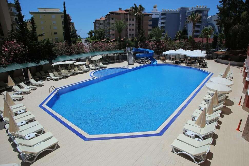 Ein Foto vom Pool im Simply Fine Hotel Alize