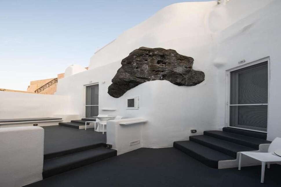 Een foto van de buitenkant van White Concept Caves