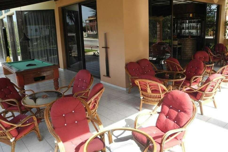 Een foto van het terras bij Hotel Pegasus Corfu