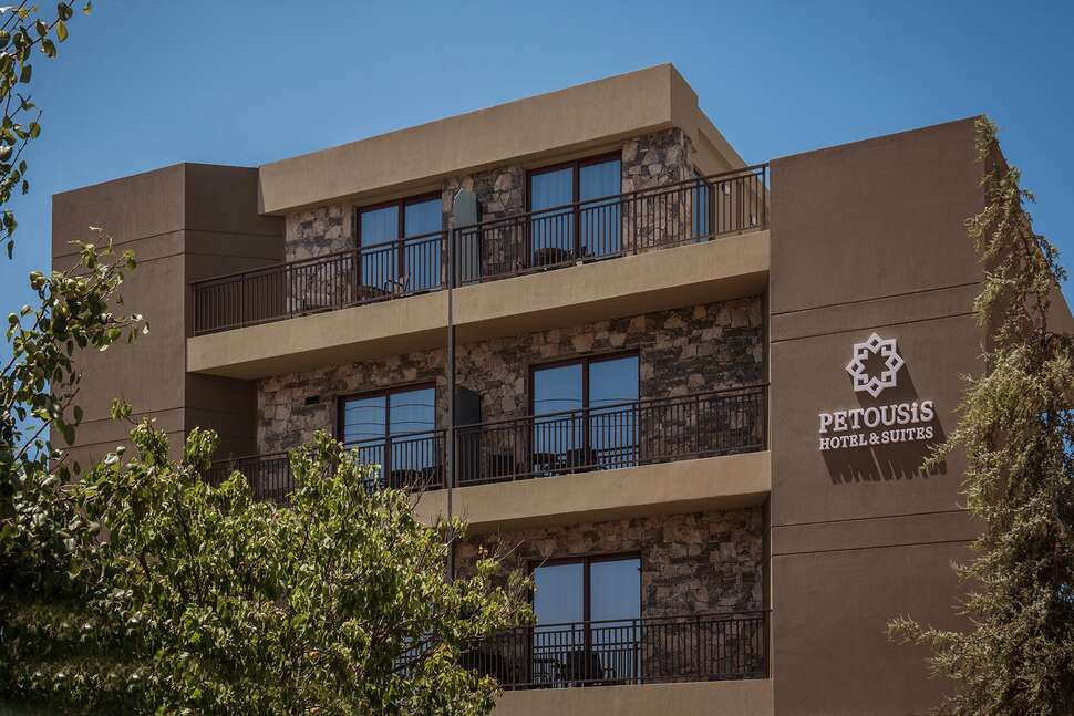 Een foto van de buitenkant van Petousis Hotel & Suites