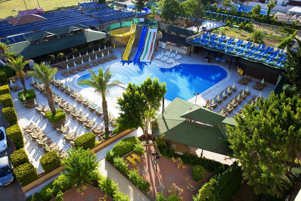 Een foto van het zwembad bij Doganay Beach Club