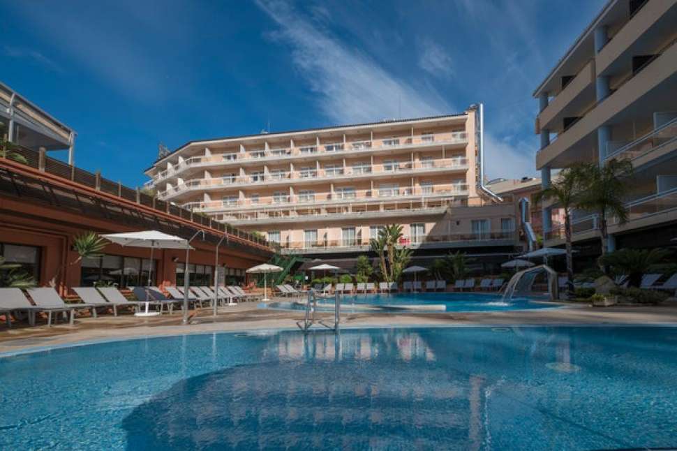 Een foto van het zwembad bij Hotel Rosamar & Spa