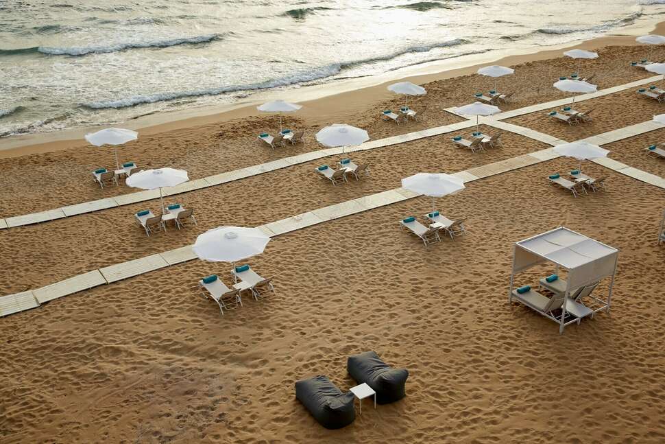 Een foto van het strand bij Pelekas Monastery