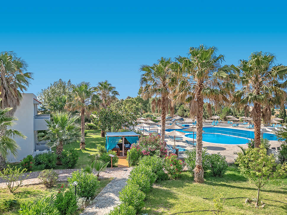 Een foto van het zwembad bij Evripides Village Beach Hotel