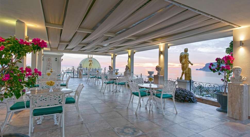 Een foto van het terras bij Antique Roman Palace Museum Hotel