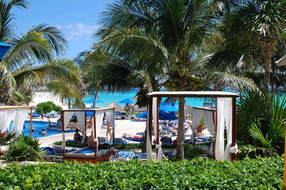 Een foto van het terras bij The Reef Playacar Resort