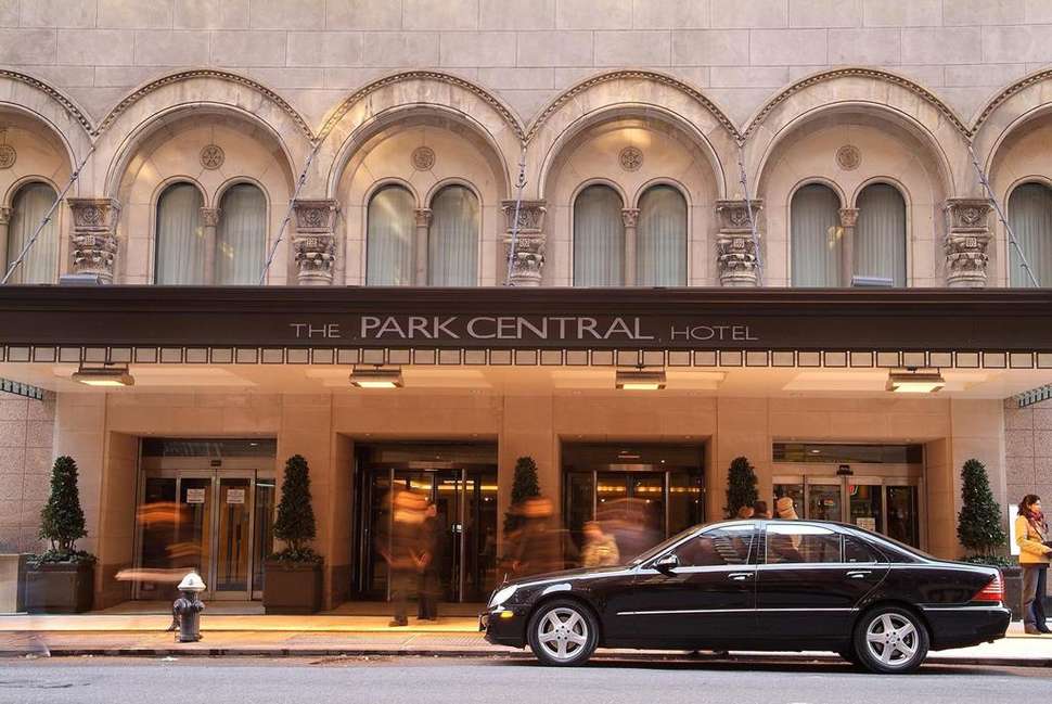 Een foto van de buitenkant van Park Central New York Hotel