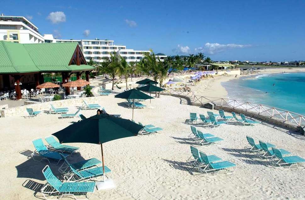 Een foto van het strand bij Sonesta Maho Beach Resort & Casino