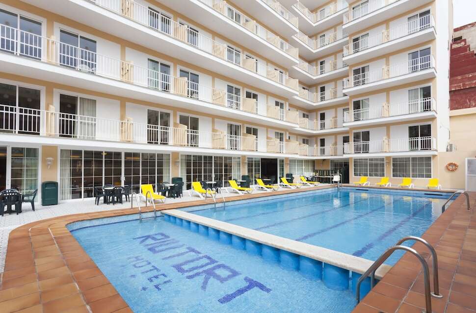 Ein Foto vom Pool im Hotel Riutort