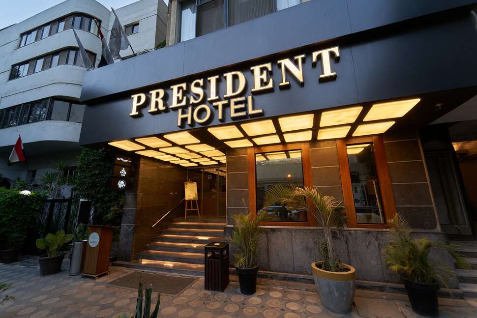 Een foto van de buitenkant van New President Hotel Zamalek