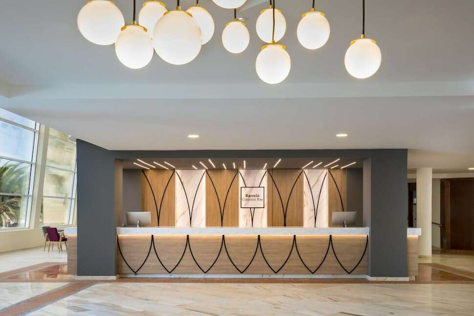 Een foto van het interieur van Barcelo Corralejo Bay
