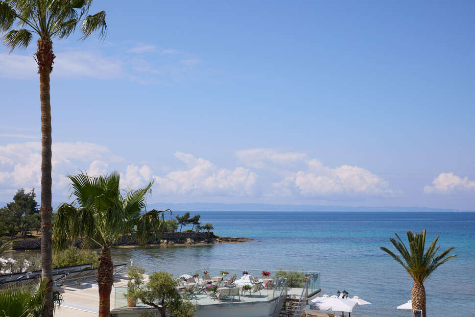 Een foto van het terras bij Anthemus Sea Beach Hotel & Spa