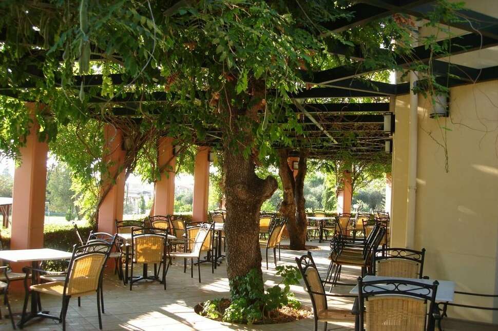 Een foto van het terras bij Century Resort Corfu