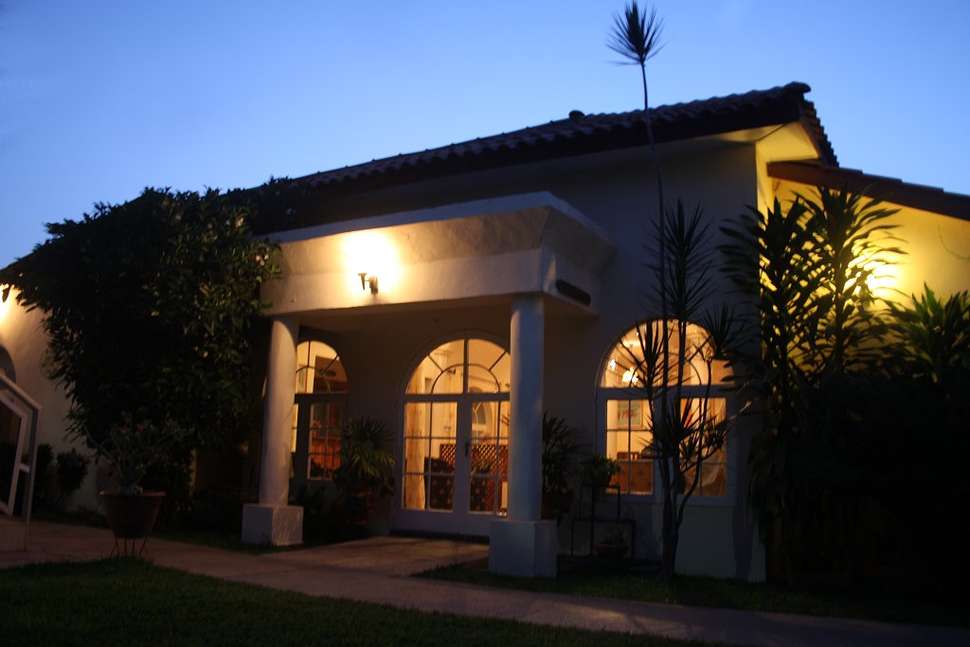 Een foto van de buitenkant van Seaview Gardens Hotel