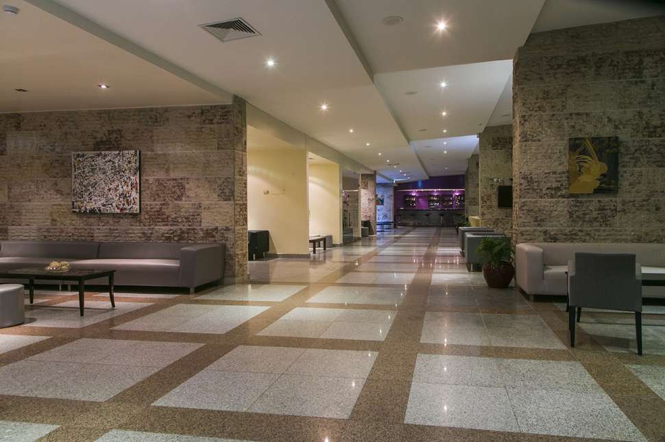 Een foto van het interieur van Tryp by Wyndham Lisboa Caparica Mar Hotel