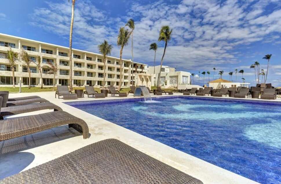 Een foto van het zwembad bij Royalton Bavaro