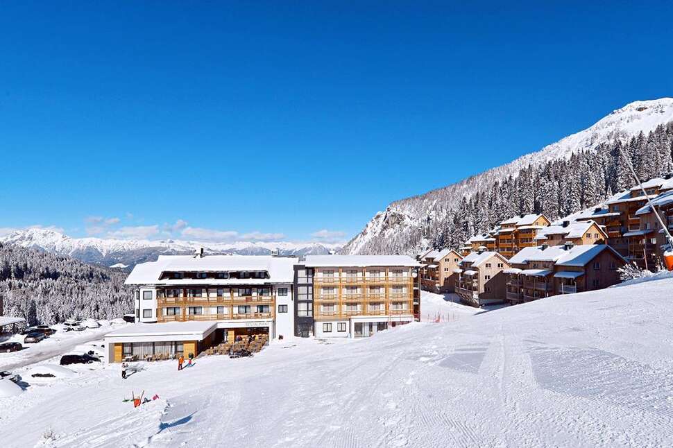 Een foto van de buitenkant van Alm Hotel Karnten