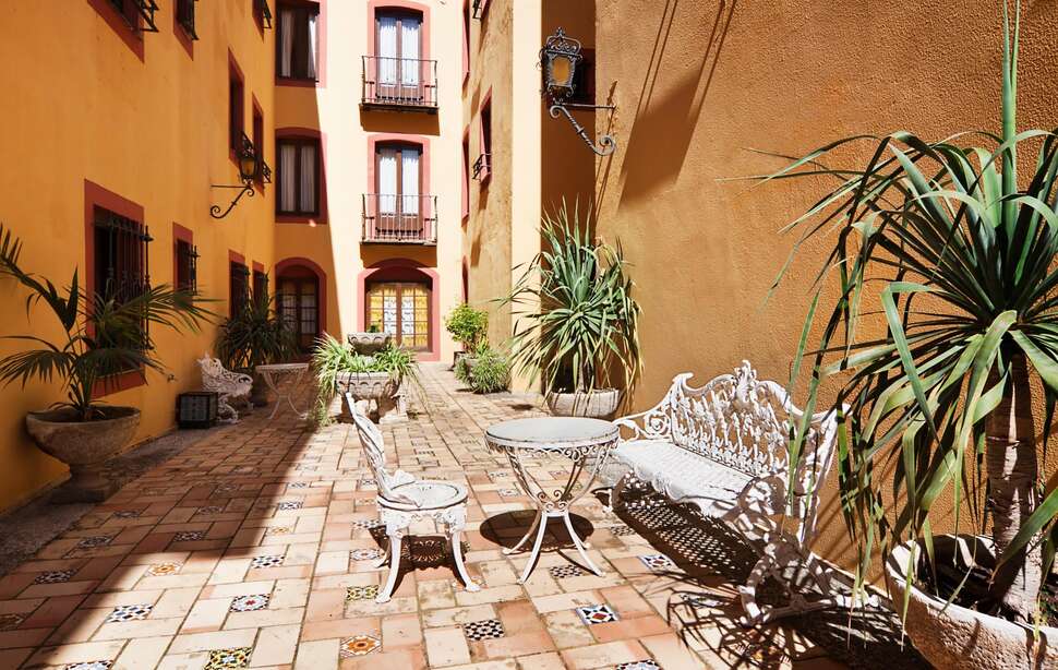 Een foto van het terras bij H10 Corregidor Boutique Hotel