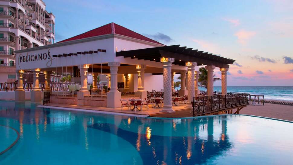 Een foto van het zwembad bij Hyatt Zilara Cancun