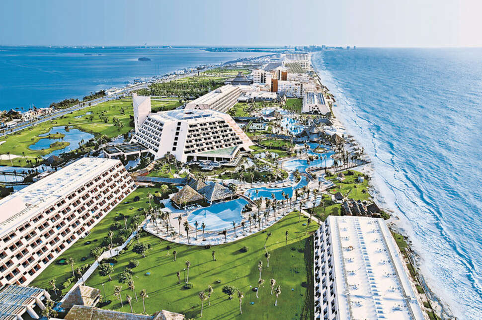 Een foto van de buitenkant van Grand Oasis Cancun