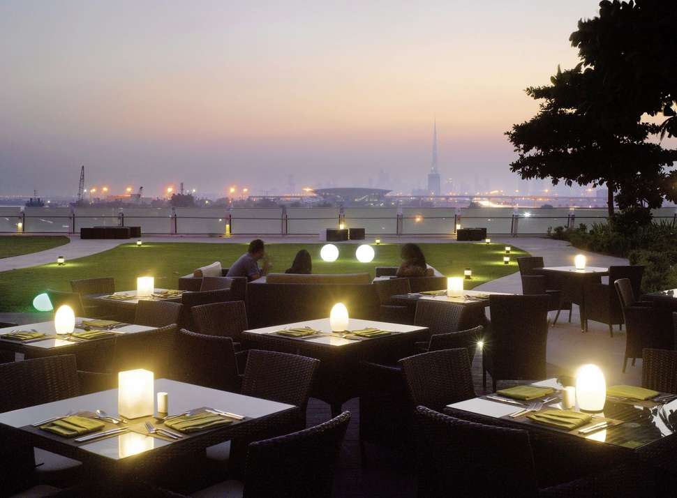 Een foto van het terras bij Crowne Plaza Dubai Festival City