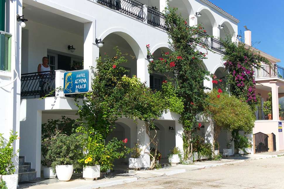 Ein Foto von der Außenansicht des Hotel Athina