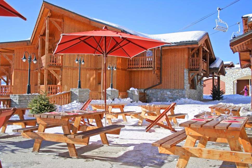 Een foto van het terras bij Les Balcons de Val Thorens