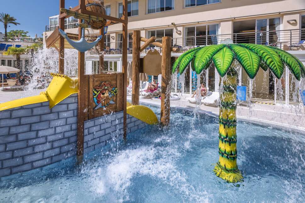Ein Foto vom Pool im Hotel Oasis Park Splash