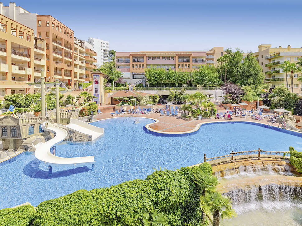 Een foto van het zwembad bij H10 Mediterranean Village