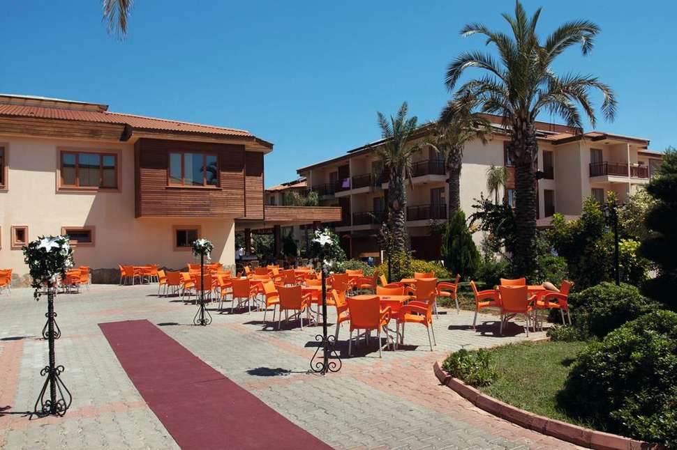 Een foto van het terras bij Eftalia Village