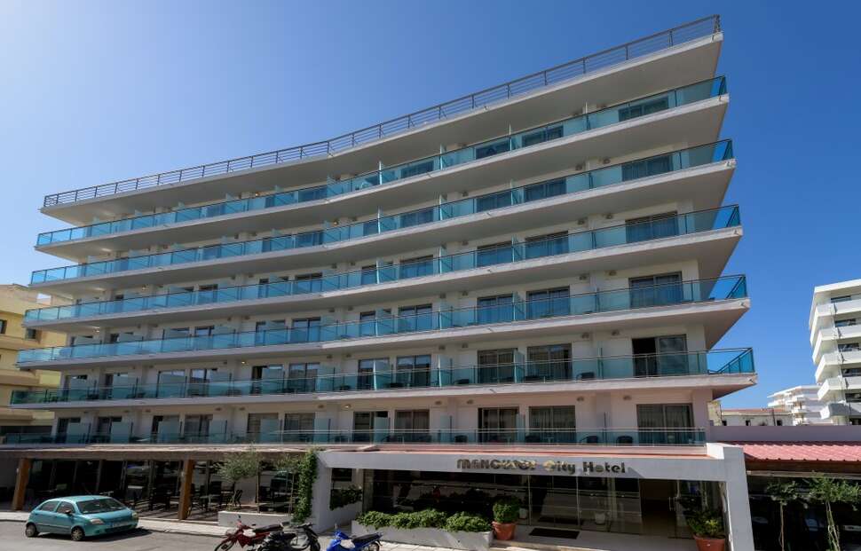 Ein Foto von der Außenansicht des Manousos City Hotel
