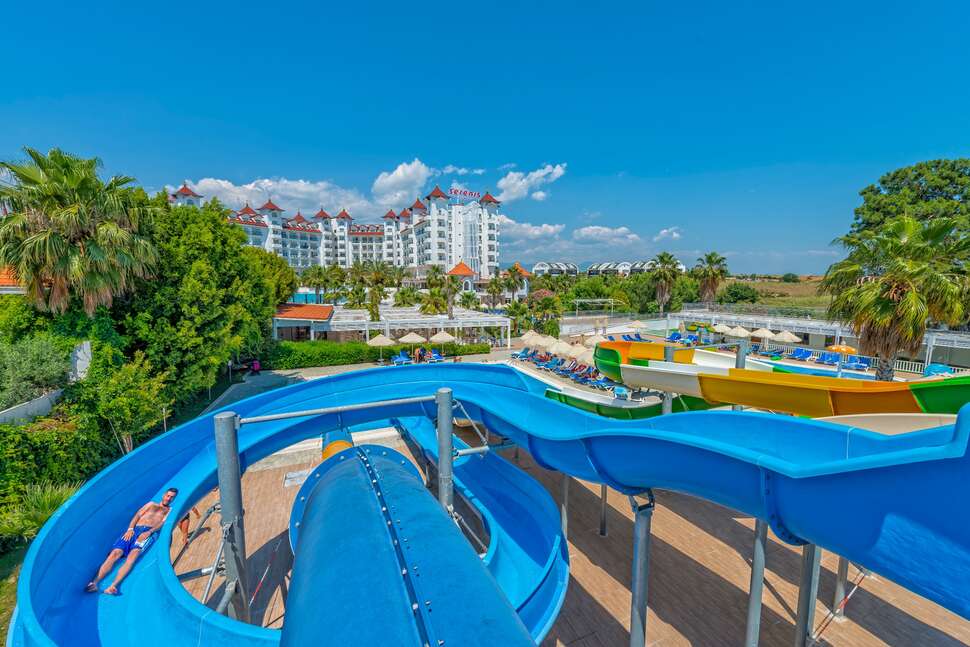 Ein Foto vom Pool im Serenis Hotel