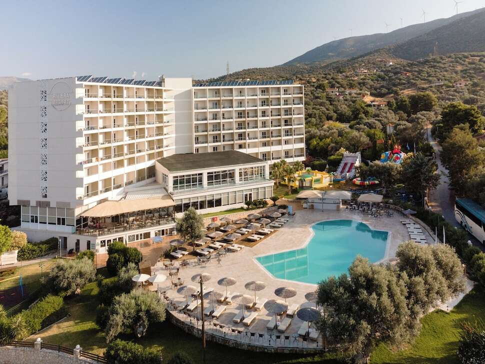 Een foto van het zwembad bij Evia Riviera Resort