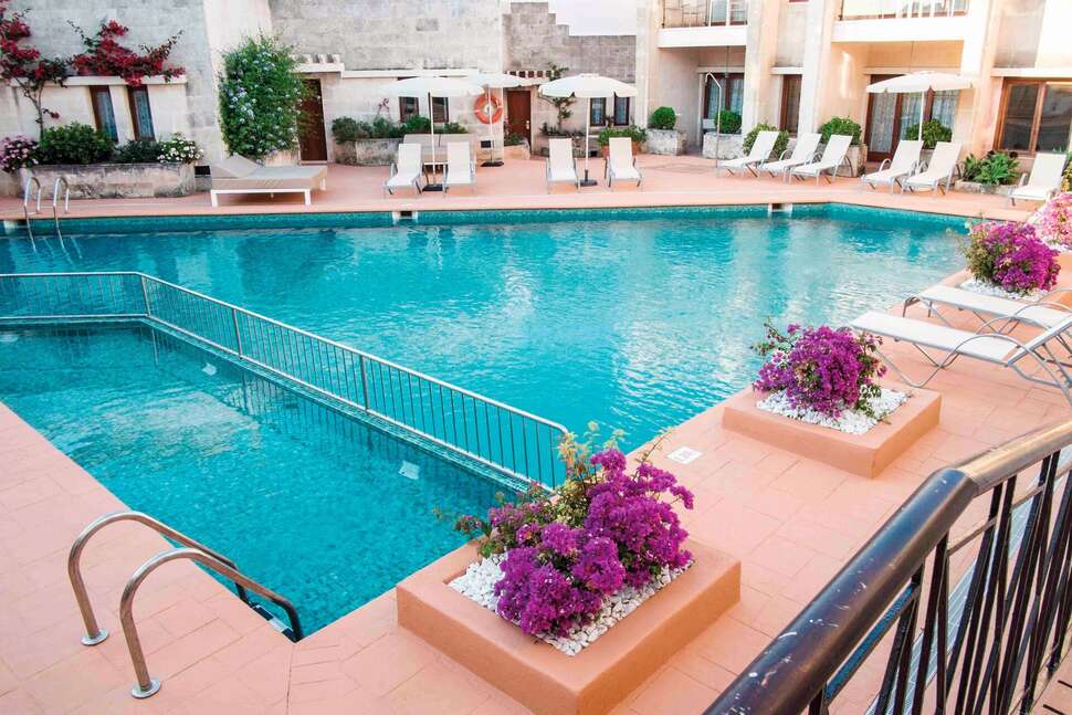 Een foto van het zwembad bij Pierre & Vacances Premium Menorca Binibeca