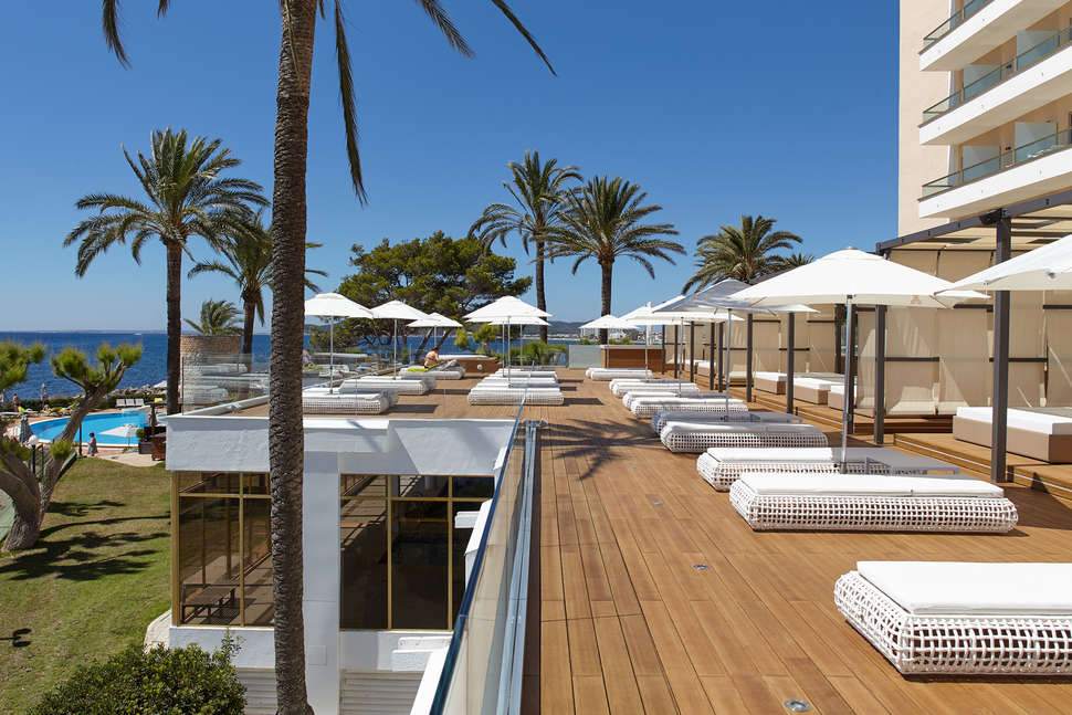 Een foto van het terras bij Hotel Torre del Mar